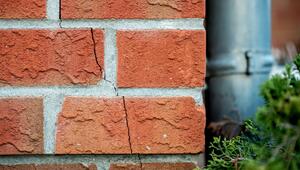 Eine gemauerte Hauswand mit einem Riss