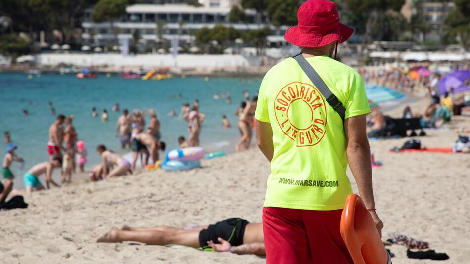 Rettungsschwimmer am Strand von Magaluf auf Mallorca