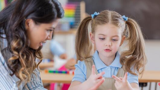 Mädchen, das mit Fingern zählt. 