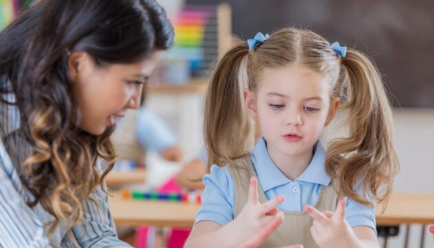 Mädchen, das mit Fingern zählt. 