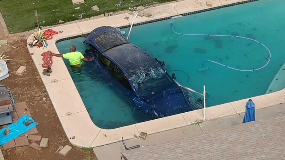 Tesla landet in Swimmingpool