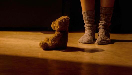 Kind Teddybär Füsse