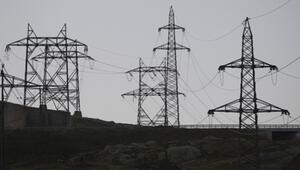 Strommasten mit grauem Himmel