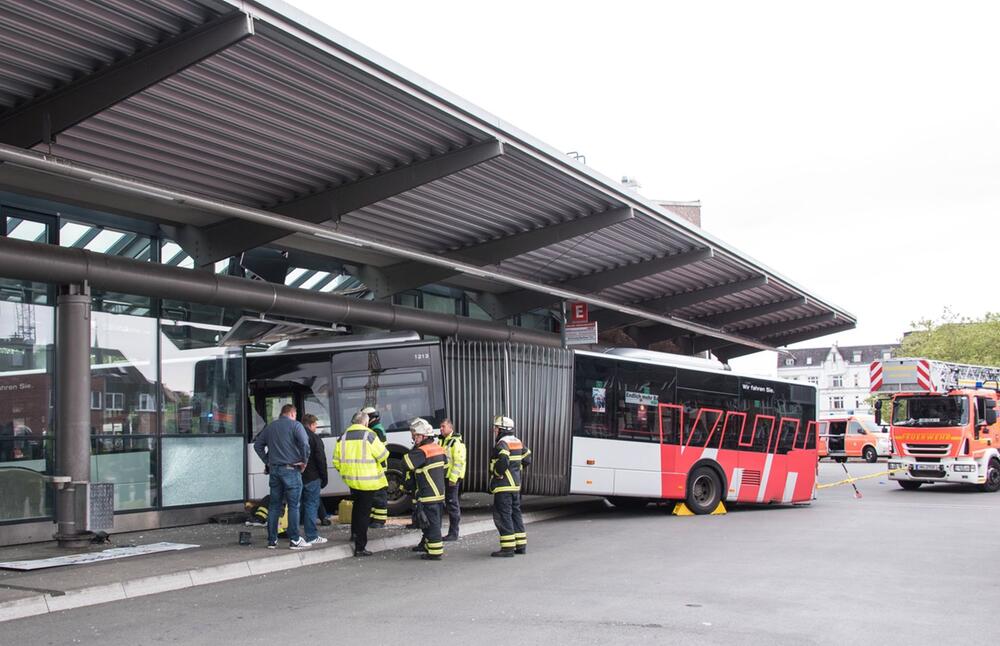 Gelenkbus kracht in Bahnhofsgebäude