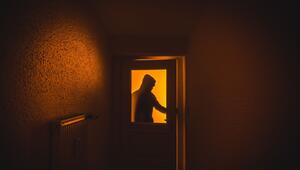 Ein Einbrecher verschafft sich Zutritt zu einer Wohnung