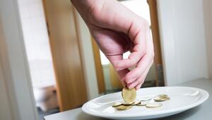 Eine Person bezahlt Toilettengeld