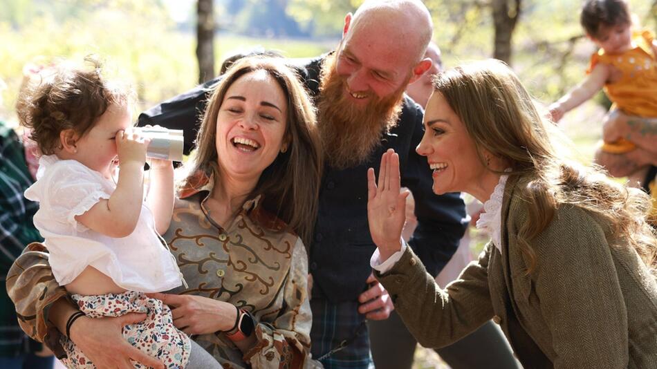 Prinzessin Kate hatte sichtlich Spass in Austausch mit den Kindern und den Eltern.