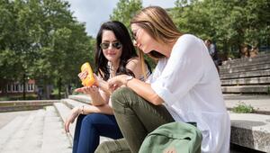 Zwei Frauen benutzen Sonnencreme