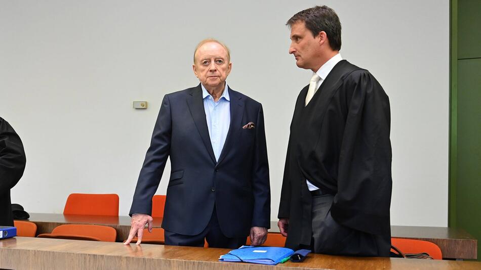 Zweiter Prozesstag (1. Juli) im Strafverfahren gegen Alfons Schuhbeck (l.) wegen des Verdachts ...