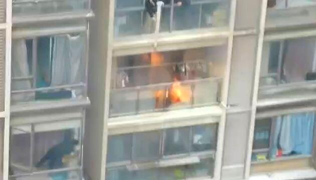 Von oben gelöscht: Nachbar verhindert Wohnungsbrand in Hochhaus