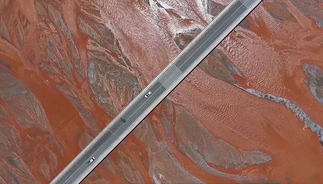 Wie Marmor: Chinas Xiangride-Fluss leuchtet in tiefem Rot