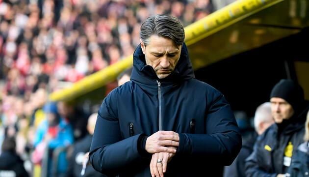Dortmund-Trainer Niko Kovac schaut auf die Uhr.