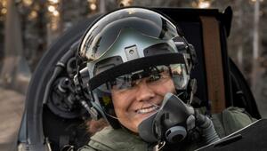 Kronprinzessin Victoria nahm in voller Montur auf dem Rücksitz des Kampfflugzeugs "Jas 39 ...