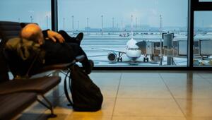 Ein Mann liegt im Terminal des Flughafens Berlin/Brandenburg.