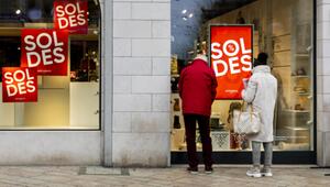 Menschen beim Einkaufen in einer Schweizer Innenstadt