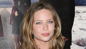 Daveigh Chase wurde unter anderem als das Mädchen aus "The Ring" und als Stimme von Lilo aus ...