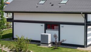 Luft-Luft-Wärmepumpe steht vor einem Einfamilienhaus