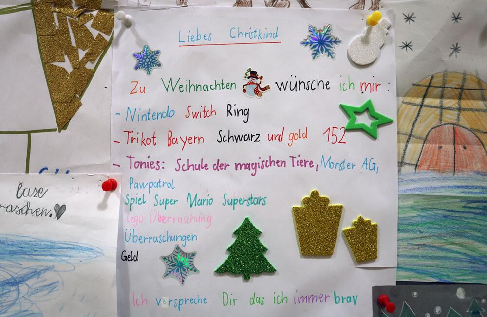 Briefe an das Christkind sind im Weihnachtspostamt aufgehängt.