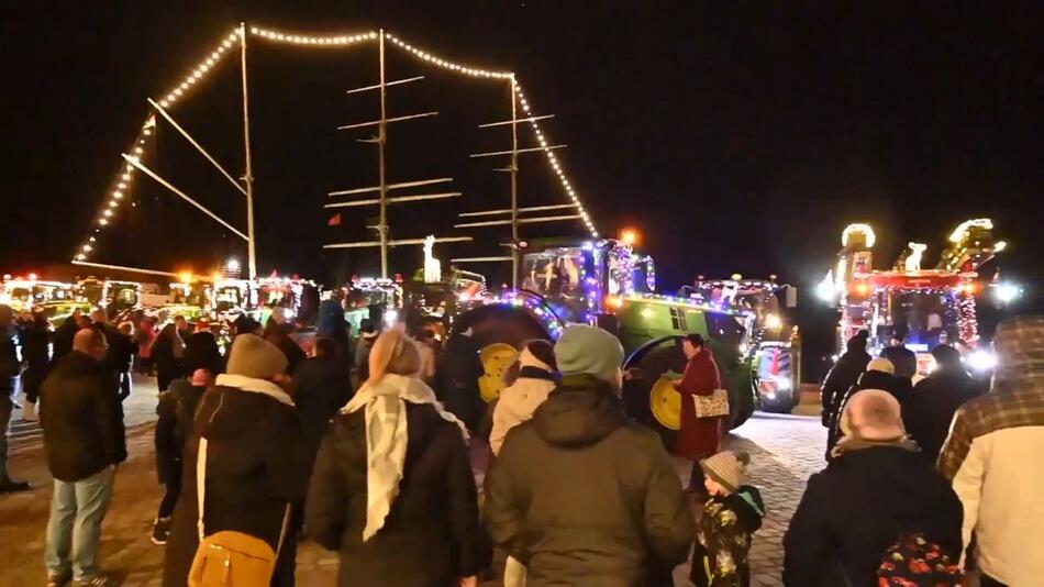 Stralsund leuchtet: Traktoren und „Gorch Fock I“ im Festglanz