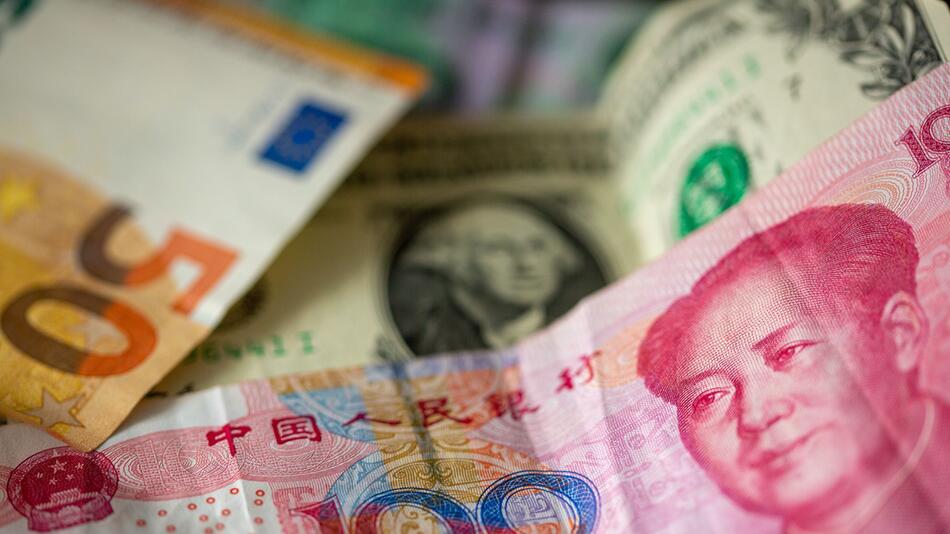 Chinesische Yuan, US-Dollar und Euro