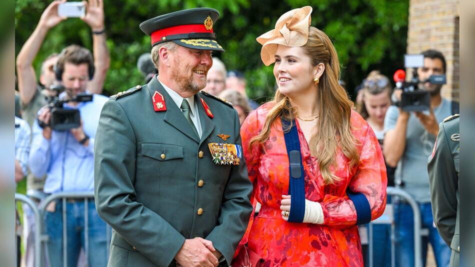 Noch mit Armschlinge, aber strahlendem Lächeln: Kronprinzessin Amalia und ihr Vater, König ...