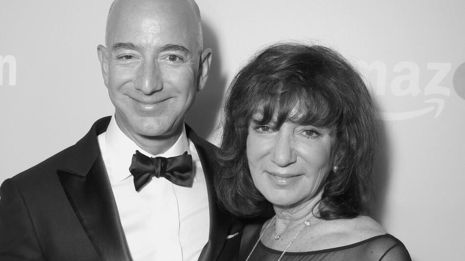 Jeff Bezos mit seiner Mutter Jackie Bezos bei einer Veranstaltung.