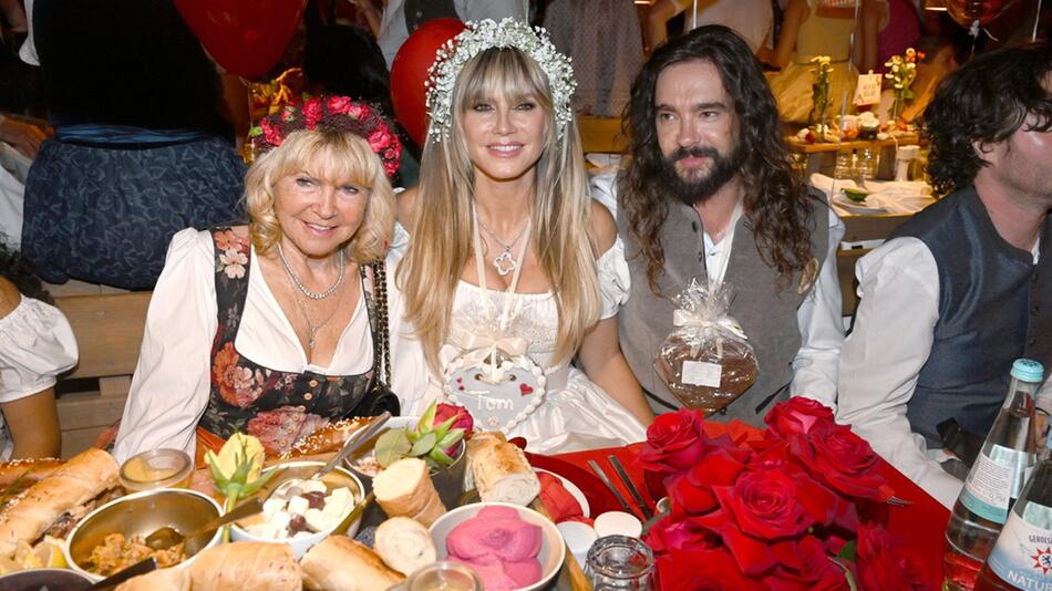 Heidi Klum liess es sich mit ihrer Mutter Erna und Ehemann Tom im Käferzelt schmecken.