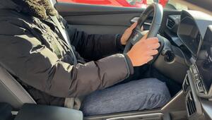 Darum sollten Sie nicht mit dicker Jacke Auto fahren