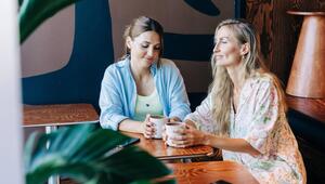 Freundinnen beim Kaffeetrinken.