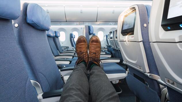 Darf ich mich im Flugzeug auf freie Sitzplätze ausstrecken?