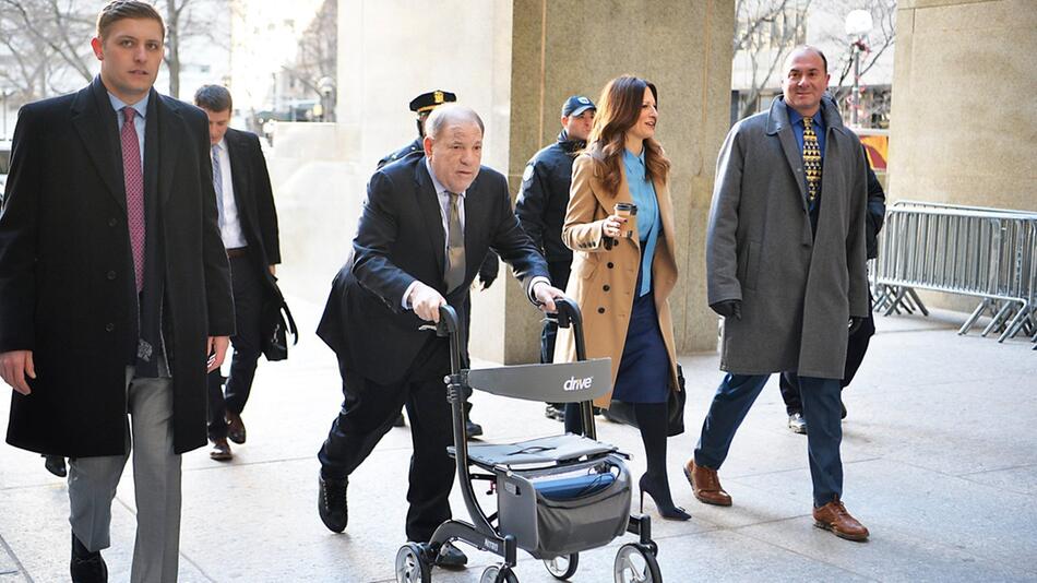 Januar 2020 in New York: Harvey Weinstein (m.) auf dem Weg ins Gericht.