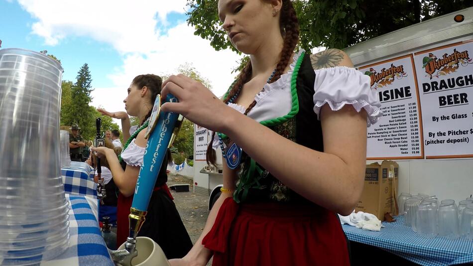 Oktoberfest 2024: So viel zahlt man für eine Mass Bier oder ein halbes Hendl