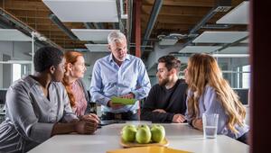 Mehrere Kollegen im Meeting in einem Office