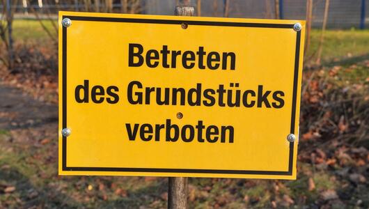 Schild: Betreten des Grundstücks verboten.