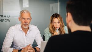 Drei Menschen führen ein ernstes Gespräch im Büro