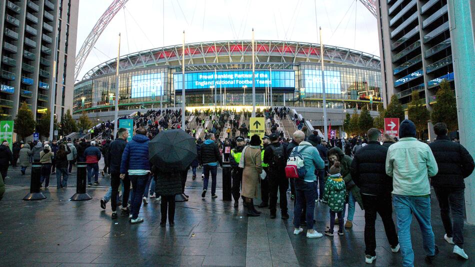 Teile der englischen Fans sangen das verbotene Lied nach dem Spiel ausserhalb des Stadions.