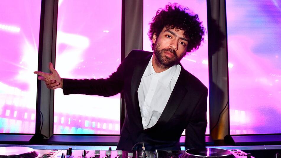 Noah Becker lebt in Berlin und steht dort regelmässig an den Turntables - wie hier beim Ball der ...