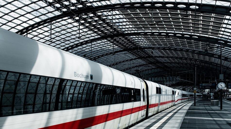 Die weissen Platten mit den Rillen sind am Bahnsteig zur Orientierung da.