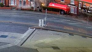 Ein Traktor rast in ein Wohngebäude.