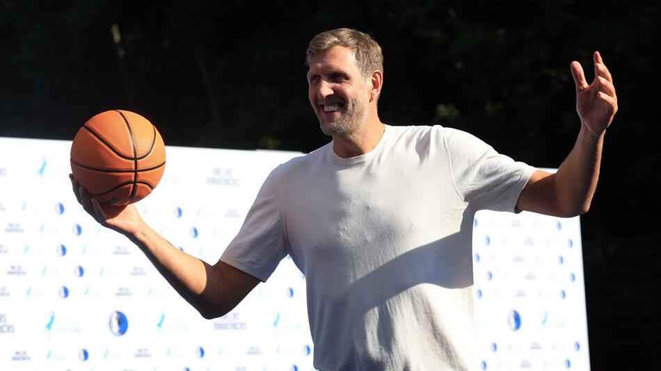 Nowitzki und Dallas Mavericks eröffnen einen Basketball-Platz
