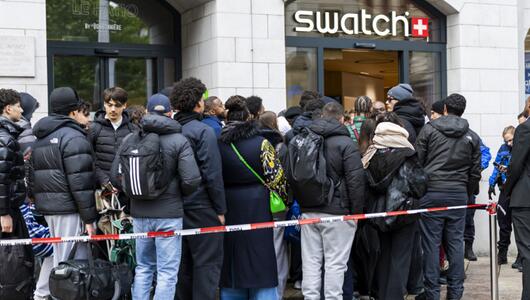 Menschen vor einem Swatch-Geschäft