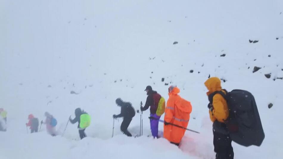 Bergsteiger am Mount Everest von Schneesturm eingeschlossen