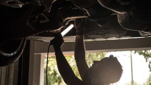 Ein Kfz-Mechatroniker kontrolliert einen PKW