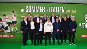 Bei der Premiere von "Ein Sommer in Italien - WM 1990" feierten die Fussballstars zusammen in ...