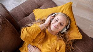 Frau hört Musik