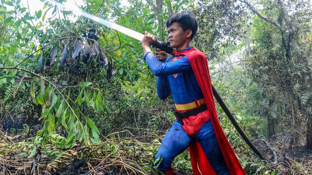Der Jugendliche Rudiyansah bekämpft im Superman-Kostüm die Waldbrände in Indonesien