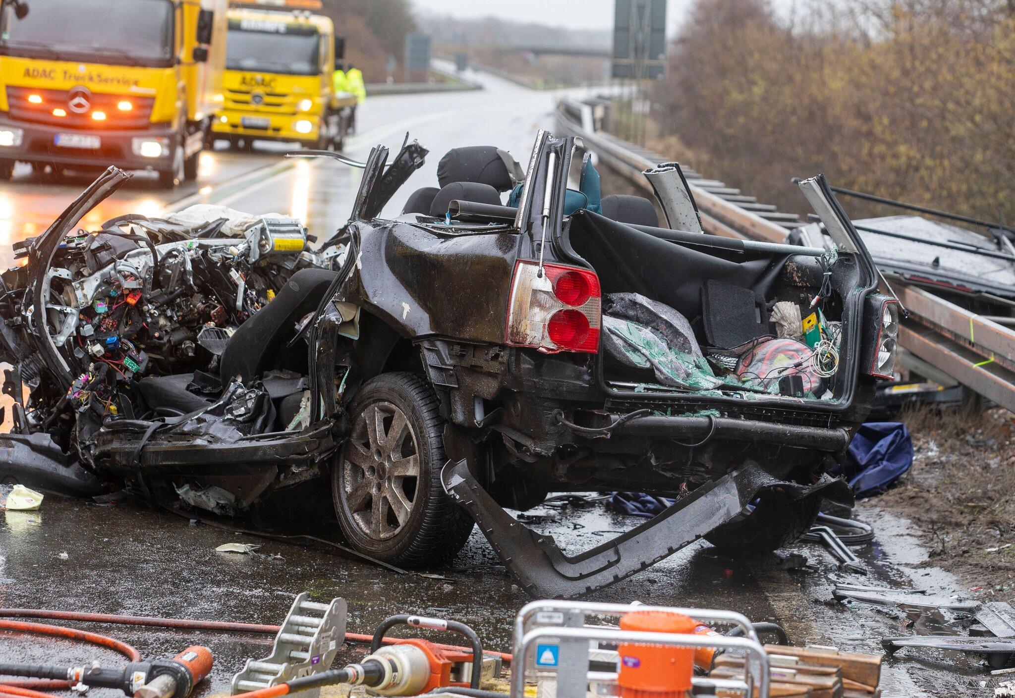 Viehtransporter Rammt Auto - Drei Tote, Viele Schweine Verendet | GMX.CH