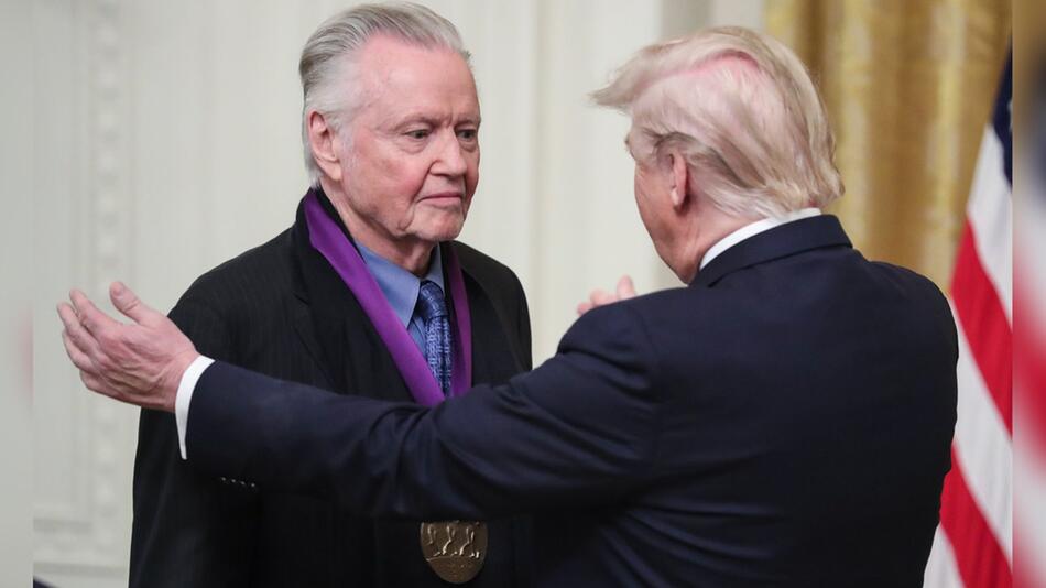 Seit langem befreundet: Donald Trump verlieh Jon Voight 2019 die Presidential Medal of Freedom.