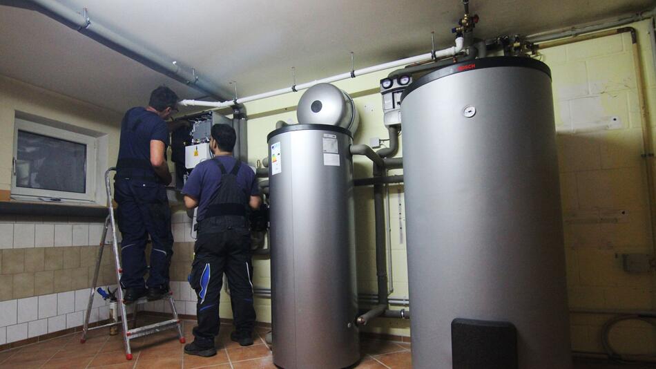 Handwerker stellen eine Wärmepumpe ein