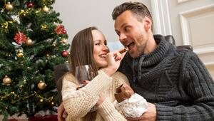 Eine Frau und ein Mann essen Schokolade an Weihnachten